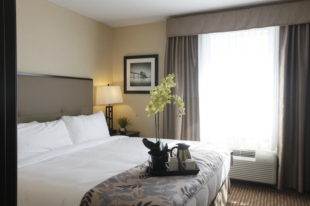 Pomeroy Inn & Suites At Olds College Chambre photo