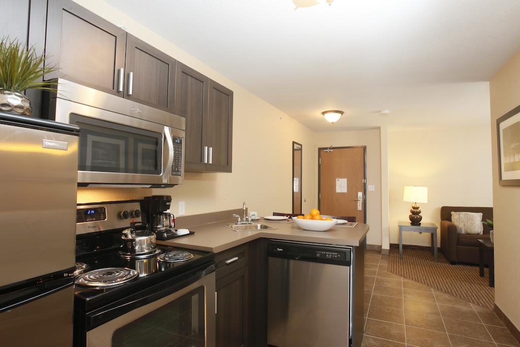 Pomeroy Inn & Suites At Olds College Chambre photo