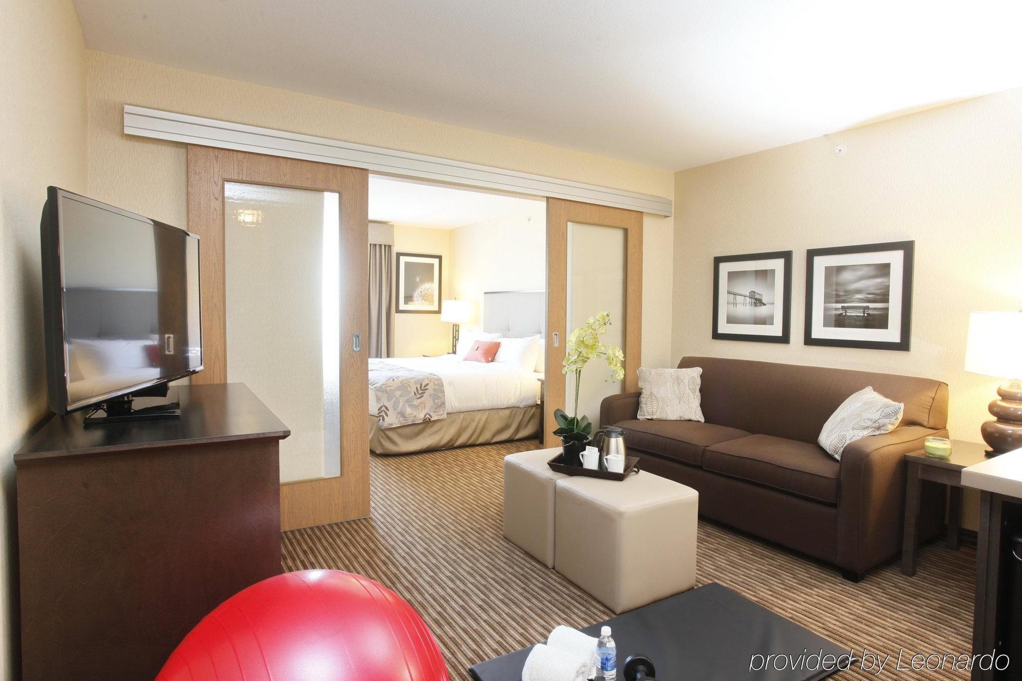 Pomeroy Inn & Suites At Olds College Extérieur photo