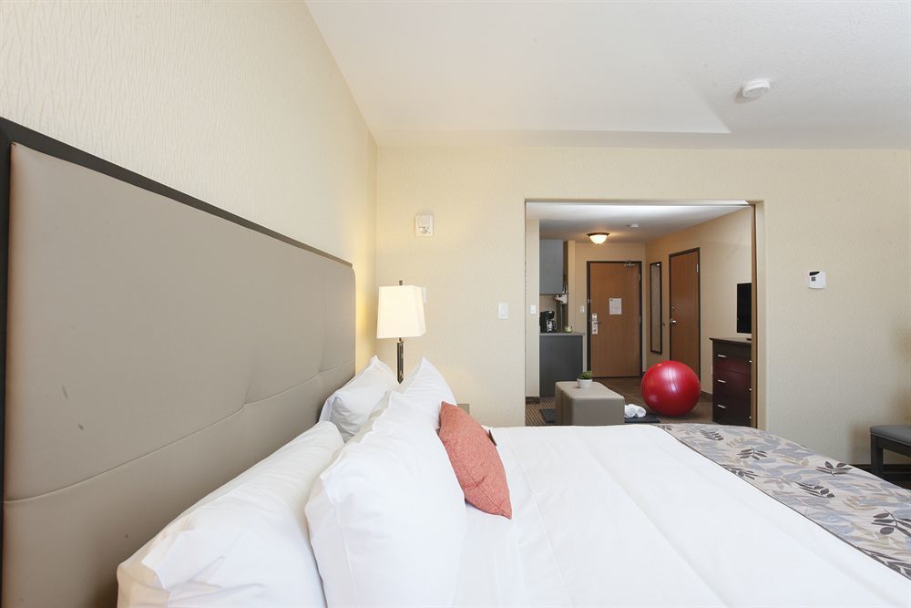 Pomeroy Inn & Suites At Olds College Extérieur photo