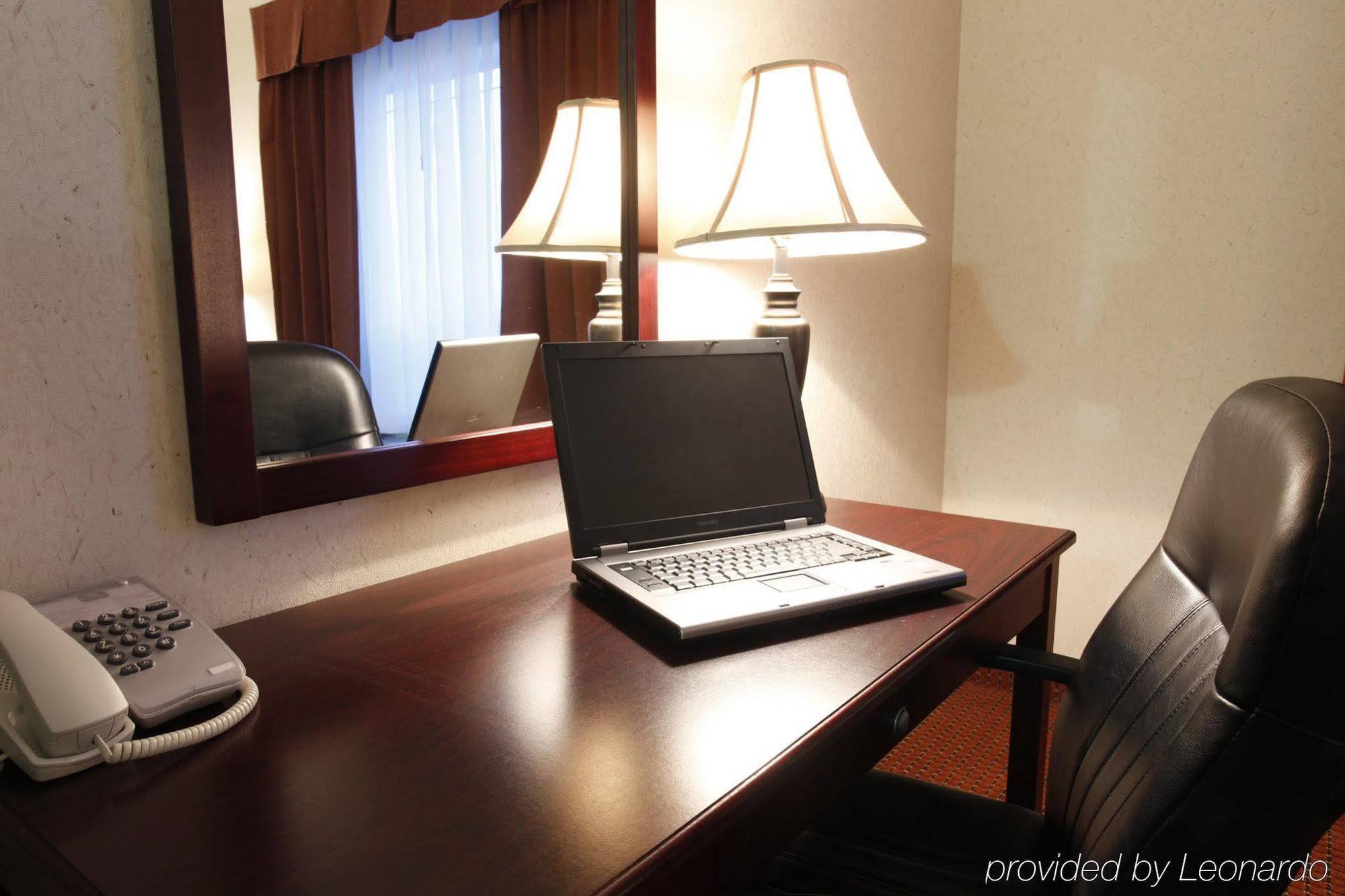 Pomeroy Inn & Suites At Olds College Extérieur photo
