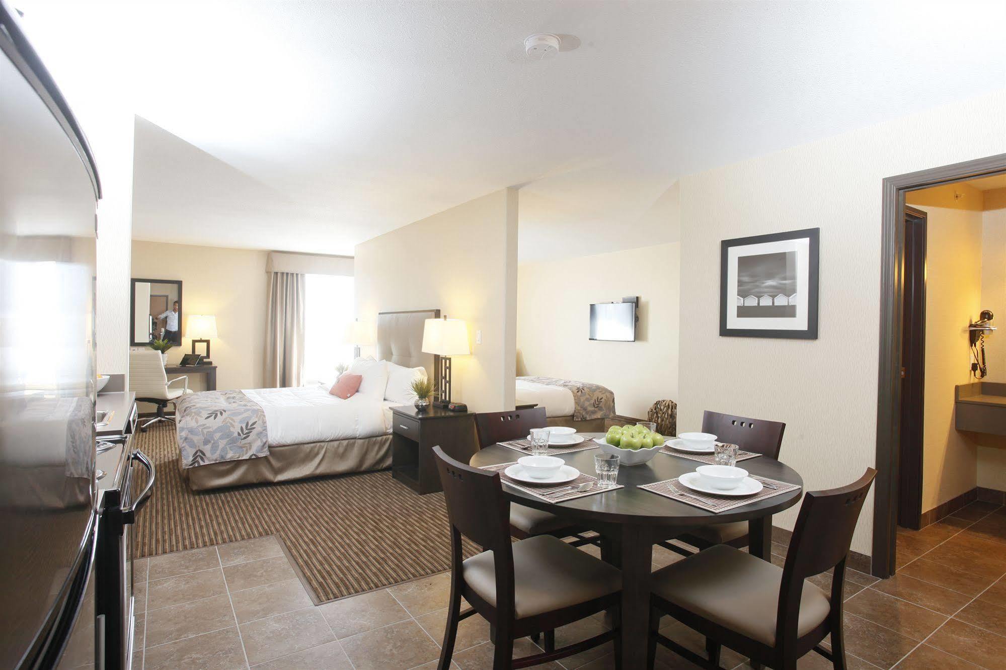 Pomeroy Inn & Suites At Olds College Extérieur photo