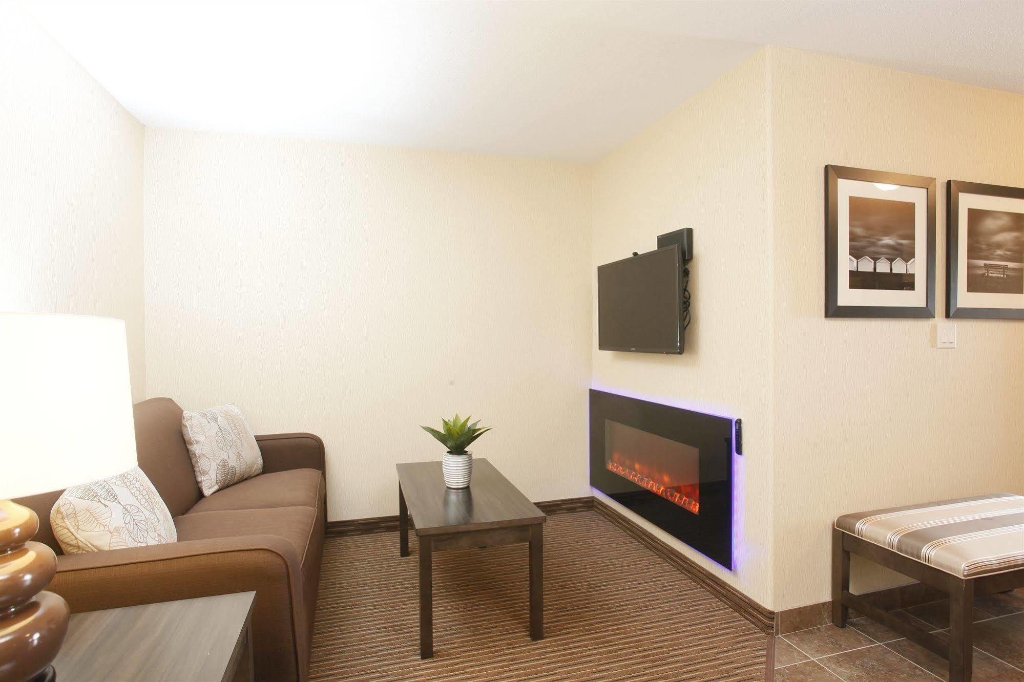 Pomeroy Inn & Suites At Olds College Extérieur photo