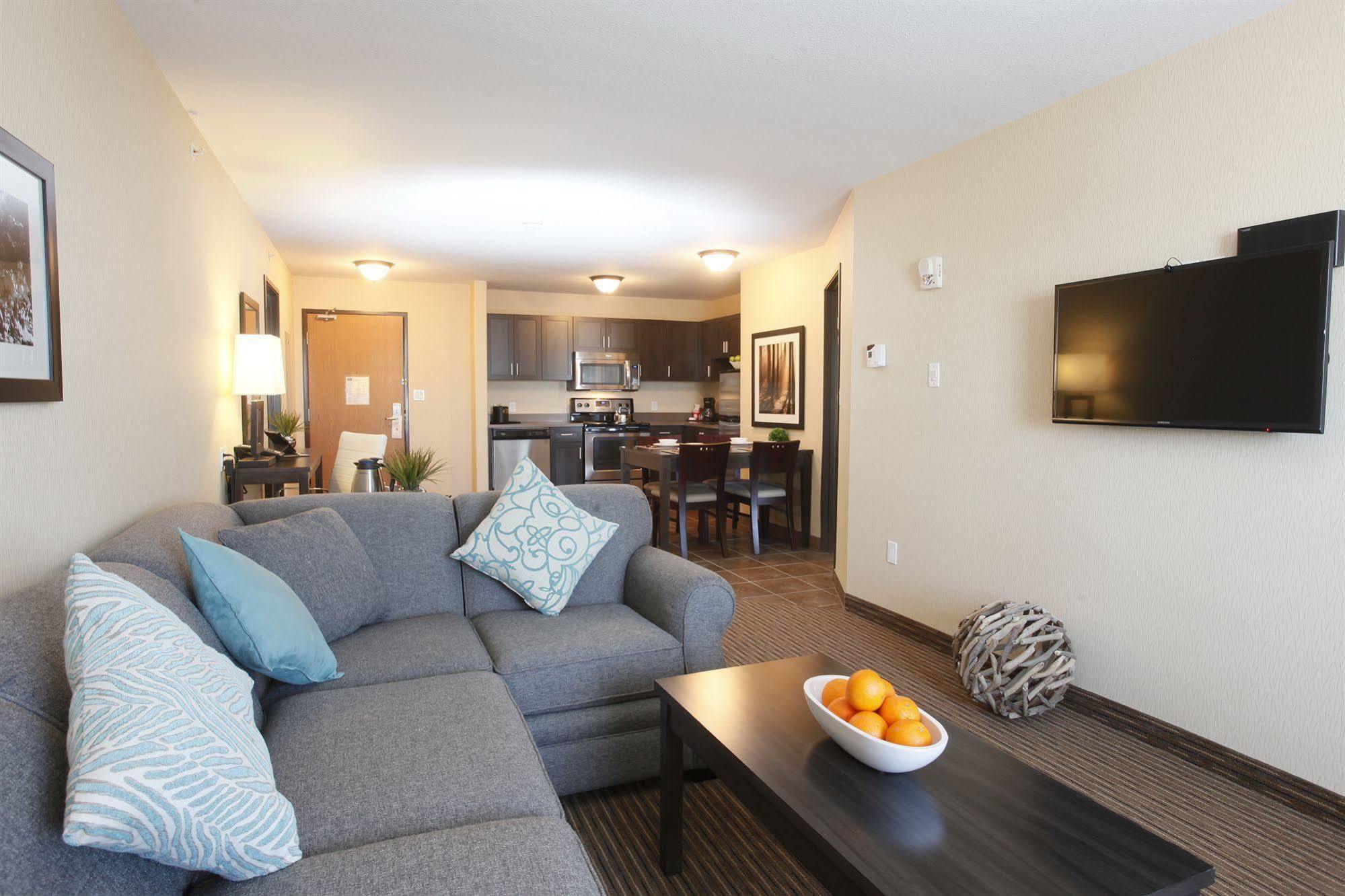 Pomeroy Inn & Suites At Olds College Extérieur photo