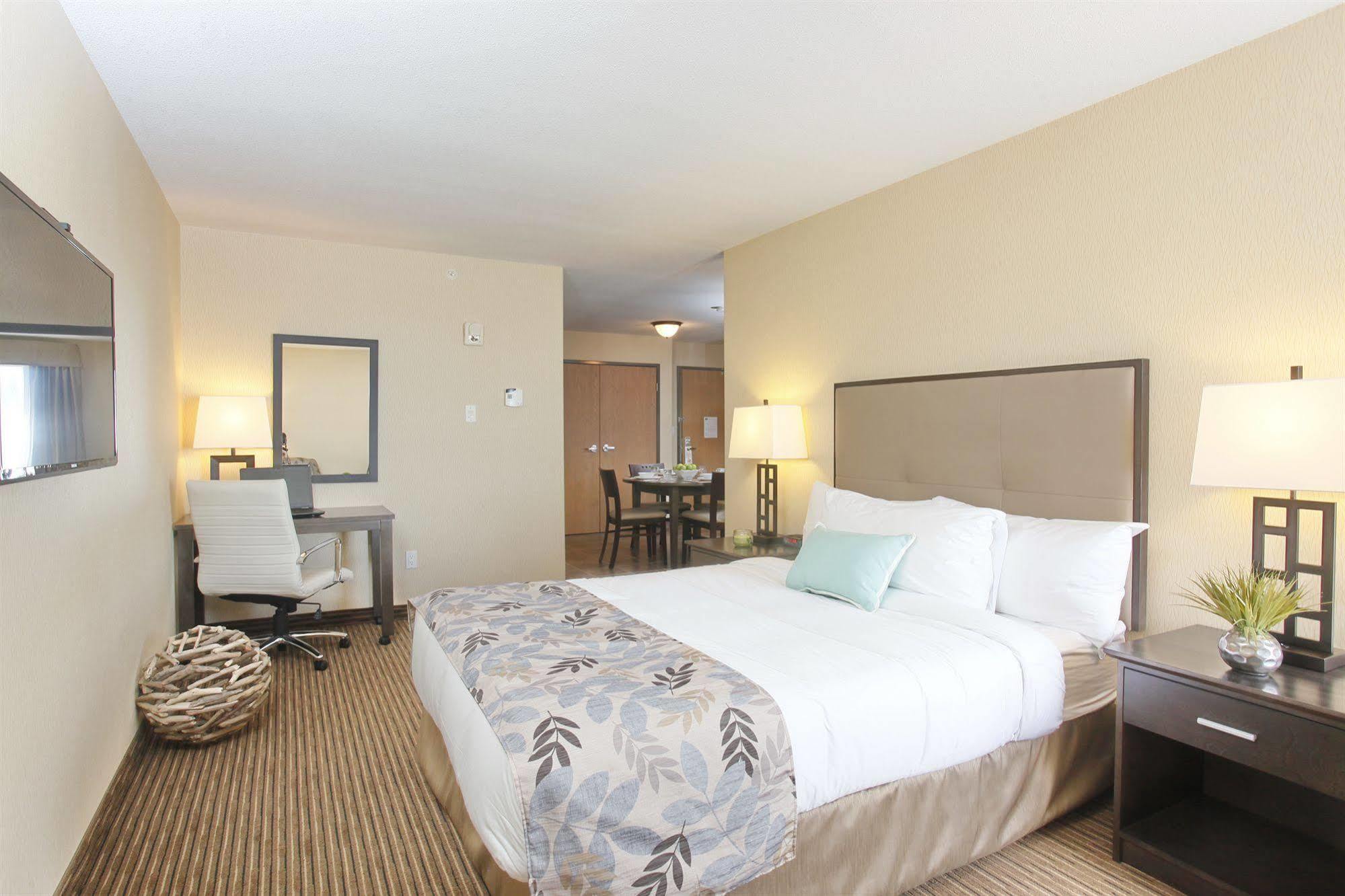 Pomeroy Inn & Suites At Olds College Extérieur photo